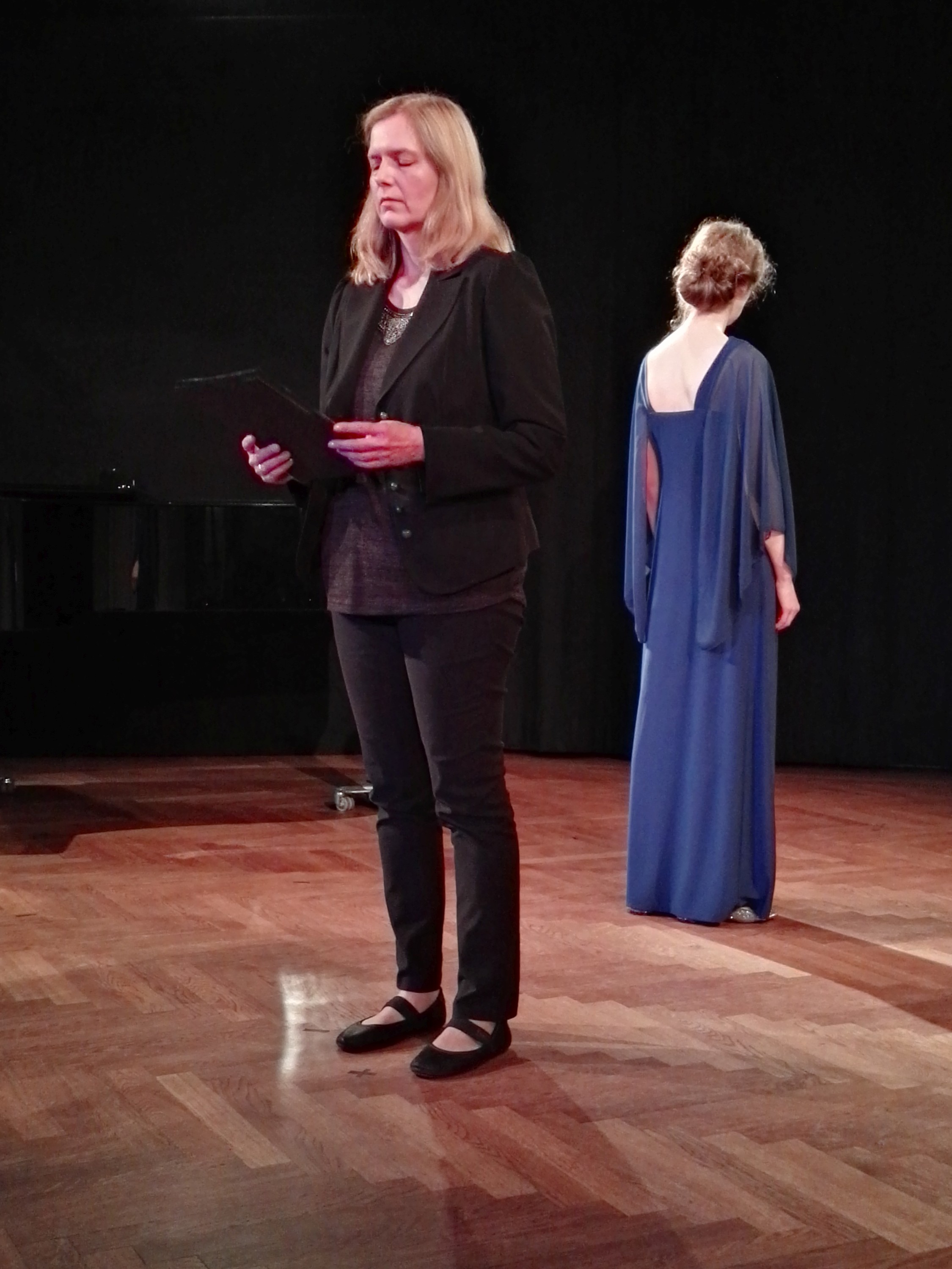 Antje Illeson bei einer Lesung mit Musik