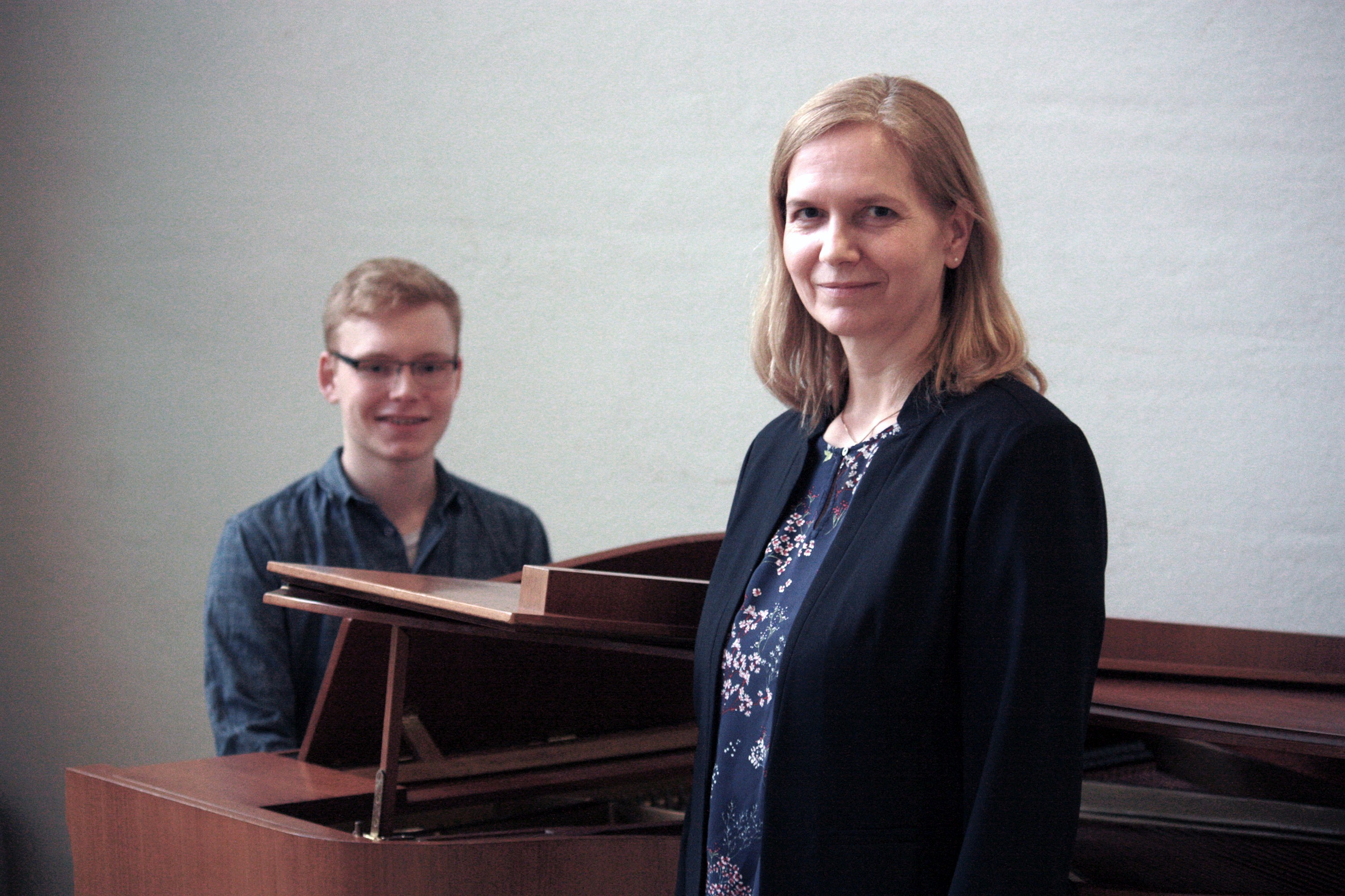 Antje Illeson mit Musiker am Cembalo