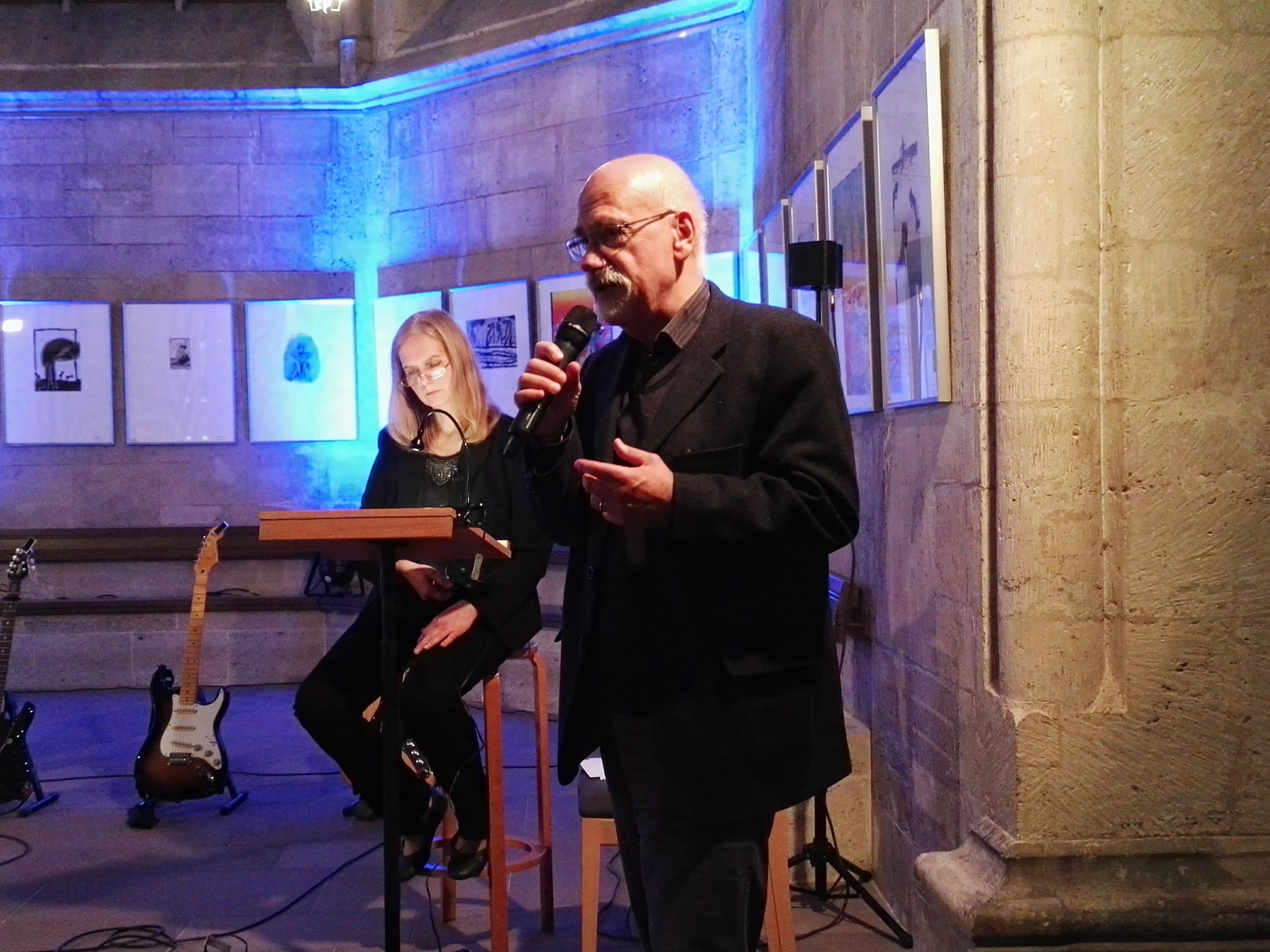 Lesung mit Mann am Mikrofon in der Kirche