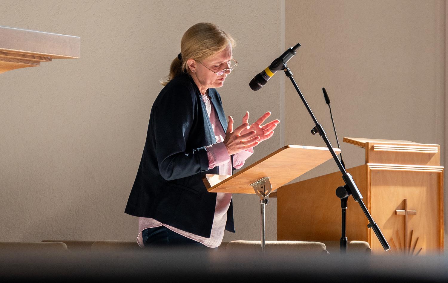 Lesung am Mikrofon im Seitenlicht