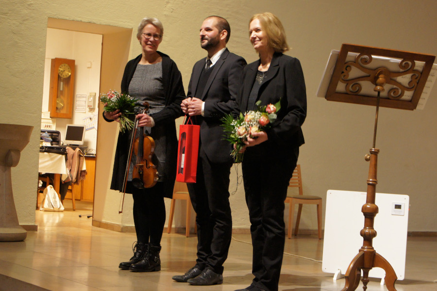 Glücklich und dankbar genießen Gerlind Tautorus (von links), József Opicz und Antje Illeson den minutenlangen Applaus des Publikums am Ende der Veranstaltung.